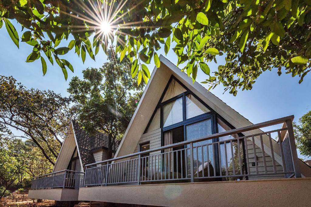 SaffronStays Hillside Harriers, Lonavala - A Frame chalets with bathtub for couples — Hotel in Lonavala
