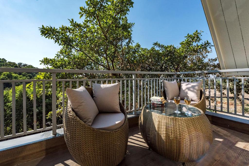 SaffronStays Hillside Harriers, Lonavala A Frame chalets with bathtub for couples Villa