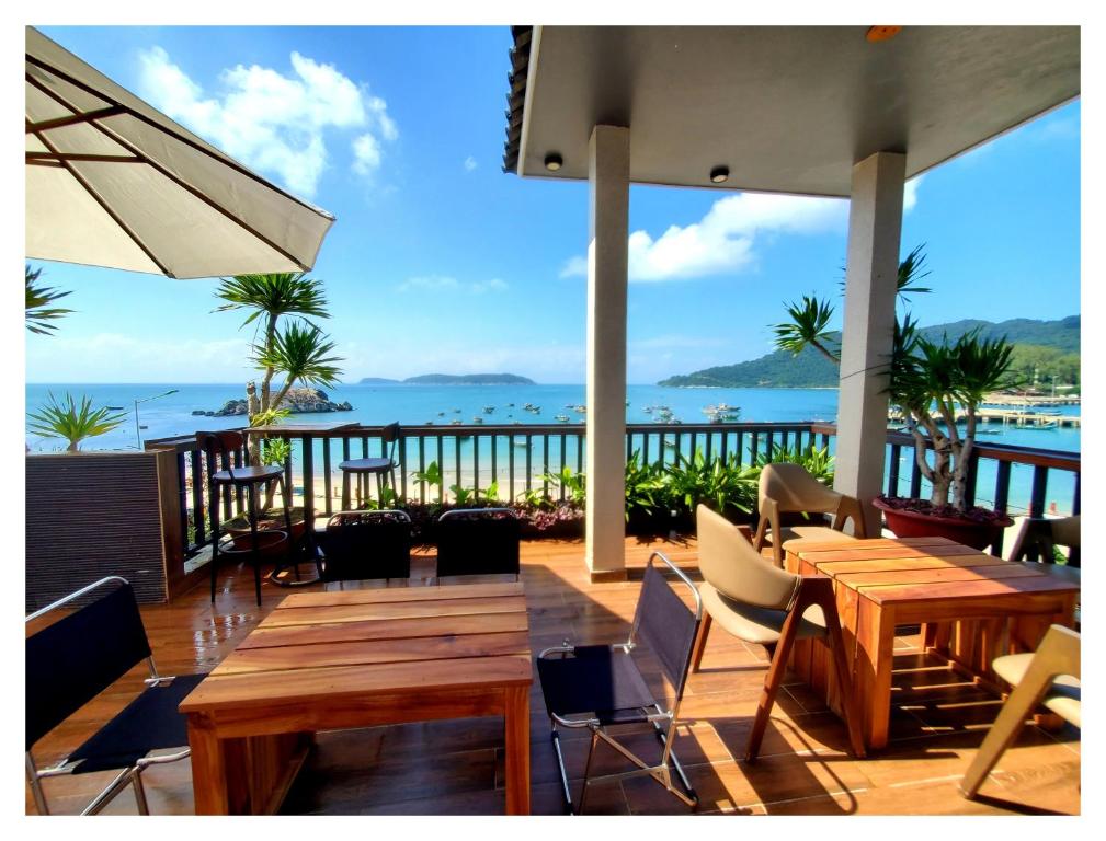 Monkey Homestay & Bar
