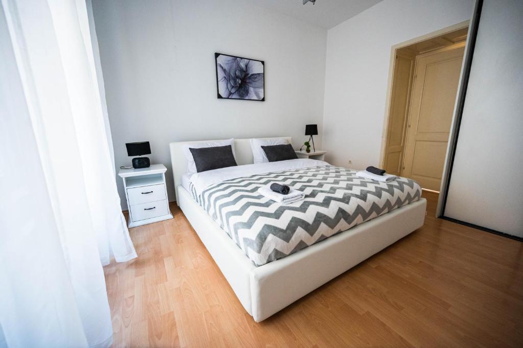 Bright and Modern 1BDR Apartment in the Center - 3
