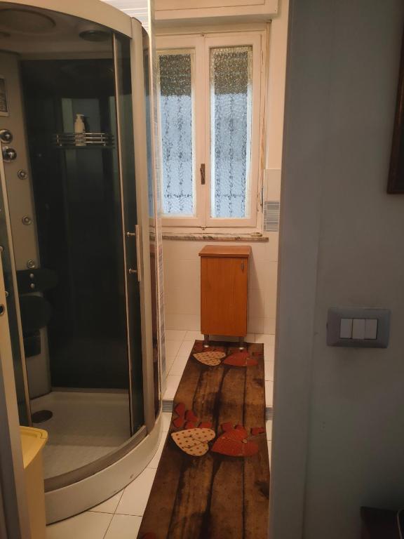 Stanza in appartamento nel piano rialzato con bagno privato fuori camara in fondo al corridoio, in s photo