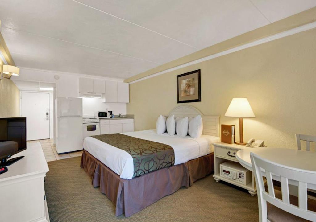 Ramada by Wyndham Panama City Beach / Beachfront photo