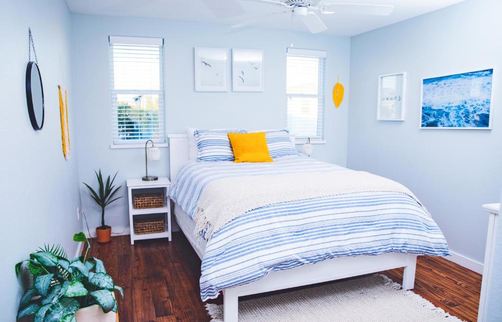 VW6 4 Bedroom in Gated Village Walk Home, 2 Shared Heated Pools, Parking for 3 photo