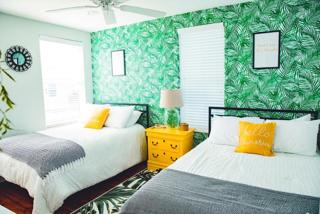 VW6 4 Bedroom in Gated Village Walk Home, 2 Shared Heated Pools, Parking for 3 photo