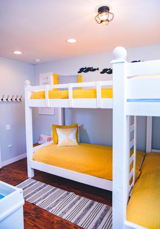 VW6 4 Bedroom in Gated Village Walk Home, 2 Shared Heated Pools, Parking for 3 photo