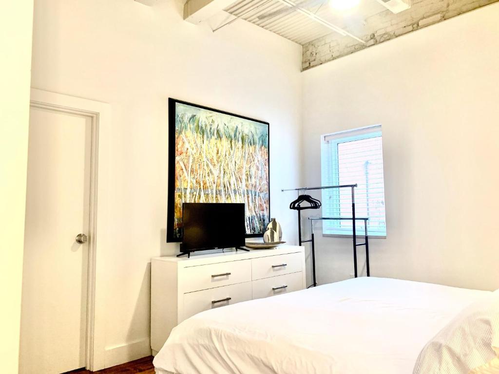 Newly renovated condo! Vibrant open layout! Walking distance to must-see attractions! Free high-spee photo