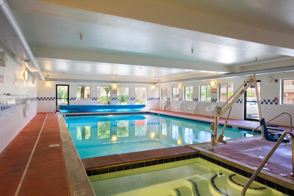 Glenwood Springs Cedar Lodge photo