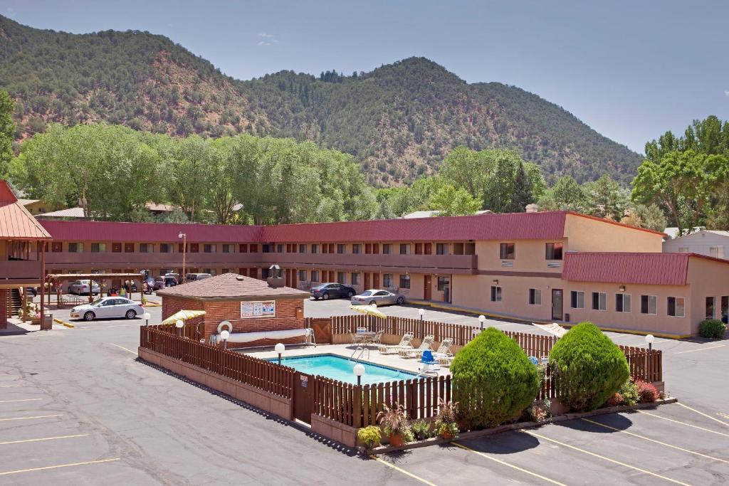 Glenwood Springs Cedar Lodge photo