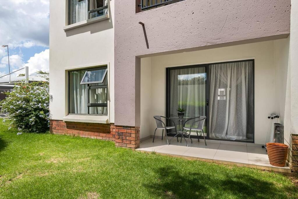 Lovely 2 bedroom apartment with modern finishes — Hotel in Johannesburg