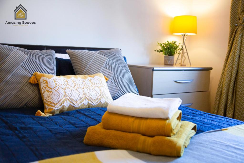 Executive 2 Bed Flat in Stockton Heath by Amazing Spaces Relocations Ltd — Hotel in Warrington