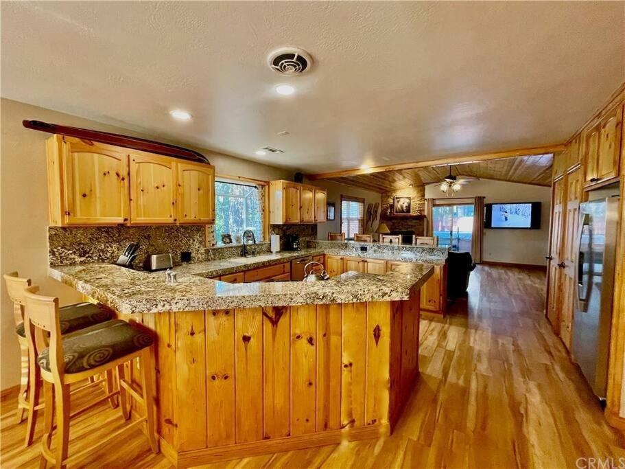 Enchanting Cabin with Hot Tub & Quiet Neighborhood, Big Bear Lake
