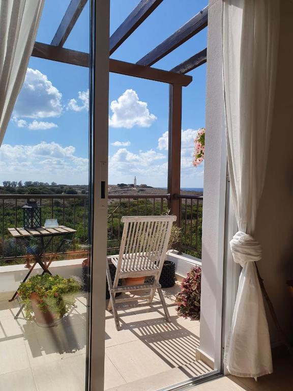 Ancient Paphos - cozy place next to the sea, marina, historical sites, buses, mall, and market, Pafos