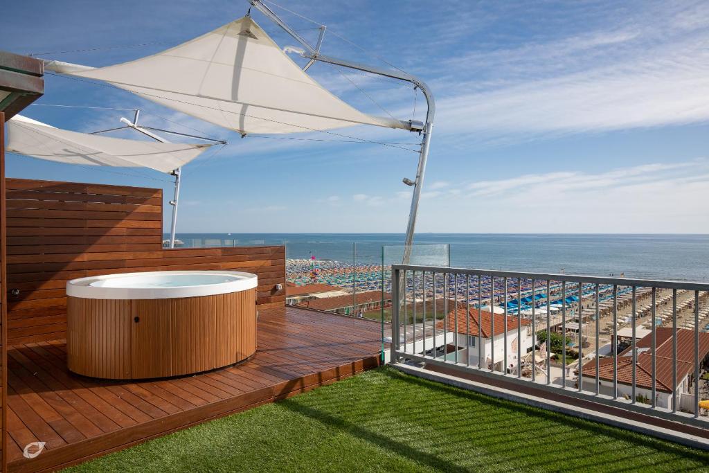 Beachfront Penthouse with private parking - 2