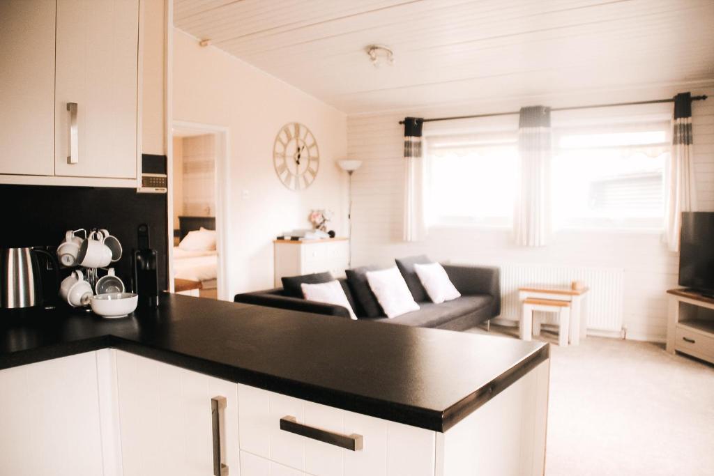 Keer Side Lodge, Luxury lodge with private hot tub at Pine Lake Resort 館内設備