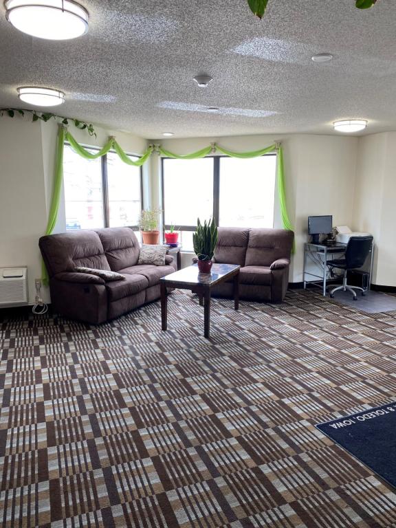 Super 8 By Wyndham Toledo photo