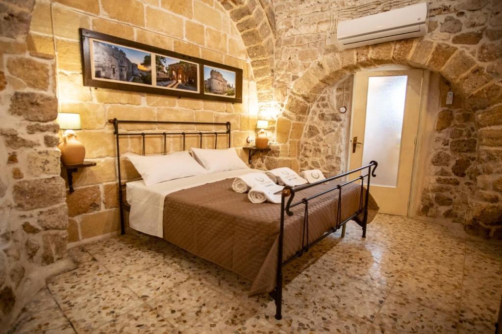 DOMUS CESARE - dimora storica totalmente in pietra nel cuore del centro storico con cabina doccia pietra in camera e zona relax esterna-historic residence entirely made of stone in the heart of the historic center with stone shower cabin in the room - 4