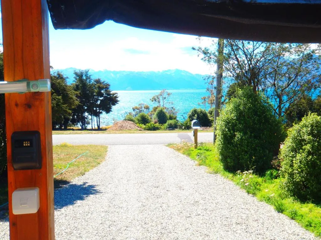 Lakefront Fantail Cottage Lake Hawea, Wanaka, hotel in Lake Hawea