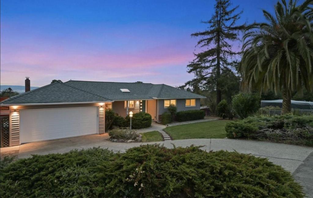 Sun-lit, Luxurious 3BR Home Ideal for Families