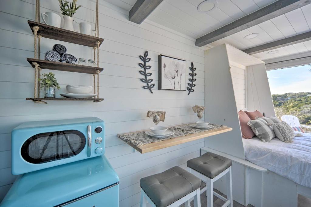 Lakefront Container Studio Patio and Fire Pit!, Canyon Lake