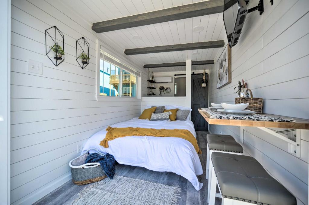 Modern Studio with Mtn Views and Lake On-Site!, Canyon Lake