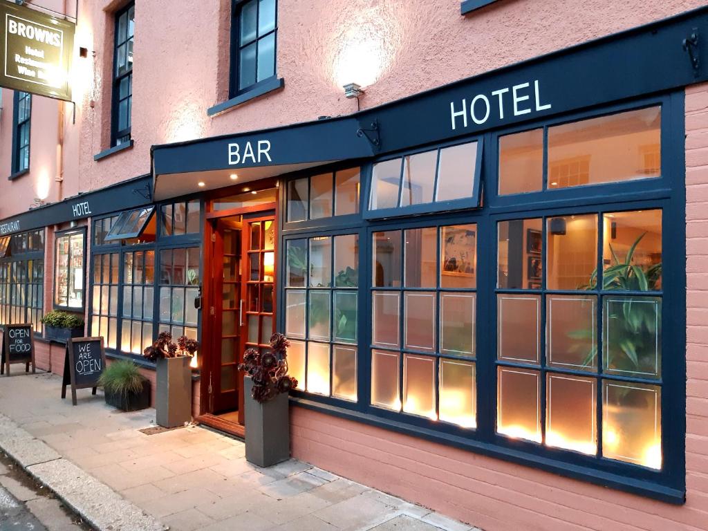 Browns Hotel — Hotel in Dartmouth