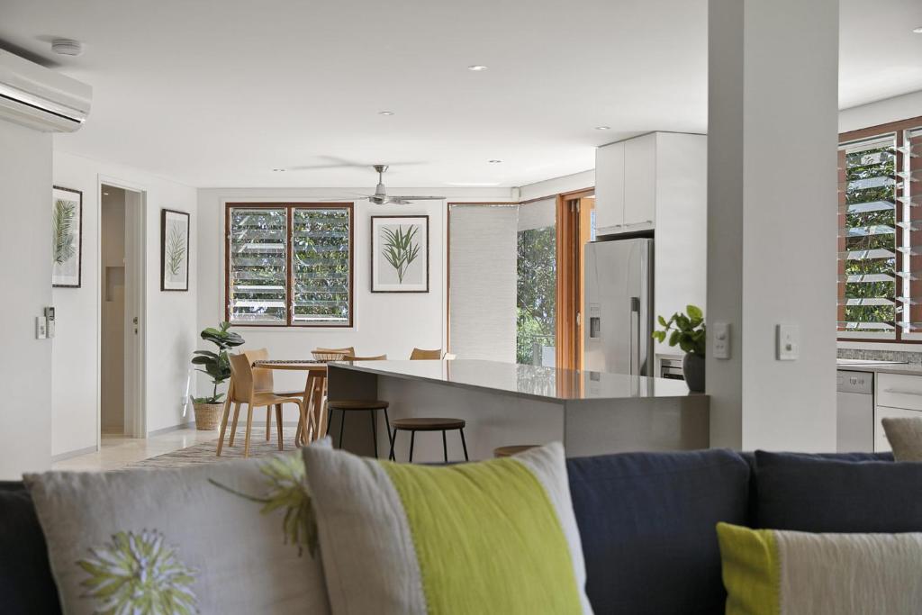 2 4 Meegera Place, Point Lookout