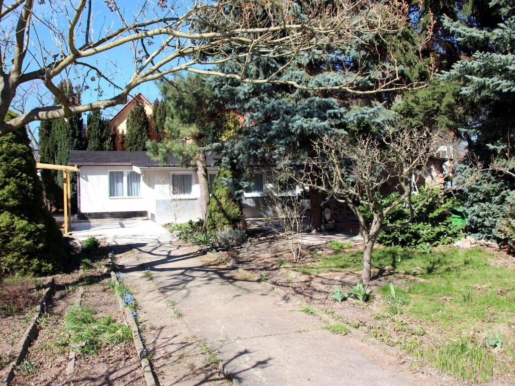 Bungalow garden idyll, Berlin photo