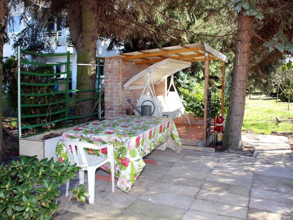 Bungalow garden idyll, Berlin photo