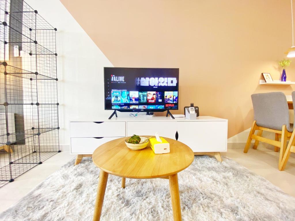 Lily and Loft - Queensville @ Kuala Lumpur - Netflix, Kuala Lumpur