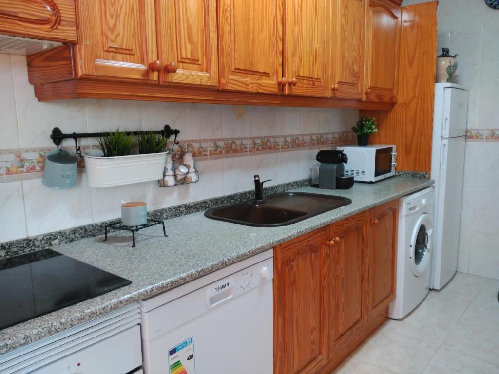 CONFORTABLE, BRIGHT, WELL LOCATED APARTMENT - 4