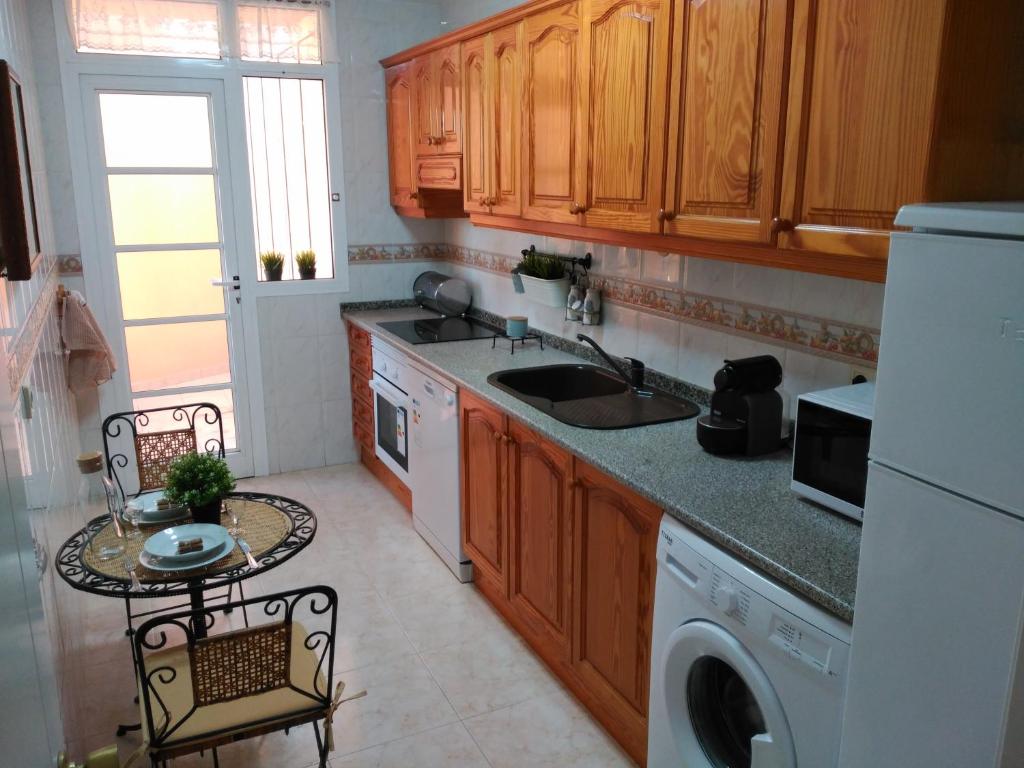 CONFORTABLE, BRIGHT, WELL LOCATED APARTMENT - 5