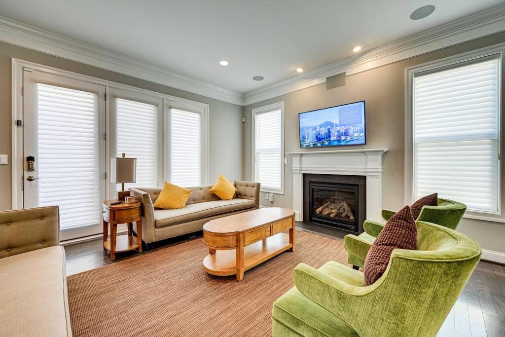 Lux 5BD - Theater, Gym, Game Room, Parking & more!