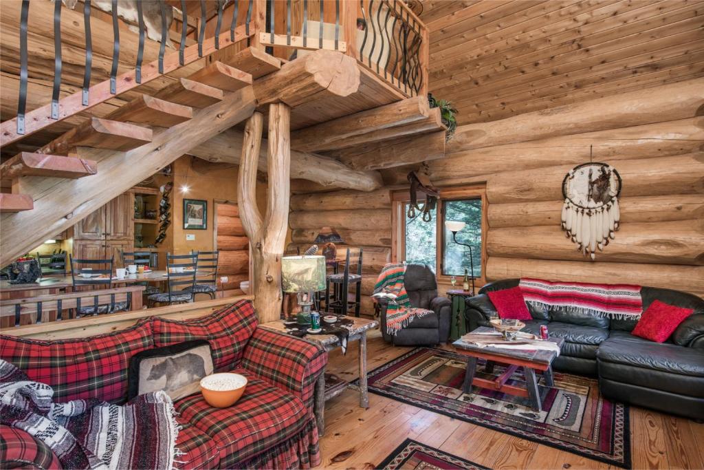 Bear Foot Lodge, 2 Bedrooms, Sleeps 6, Gas Grill, Walk to River, Hot Tub — Hotel in Ruidoso (NM)