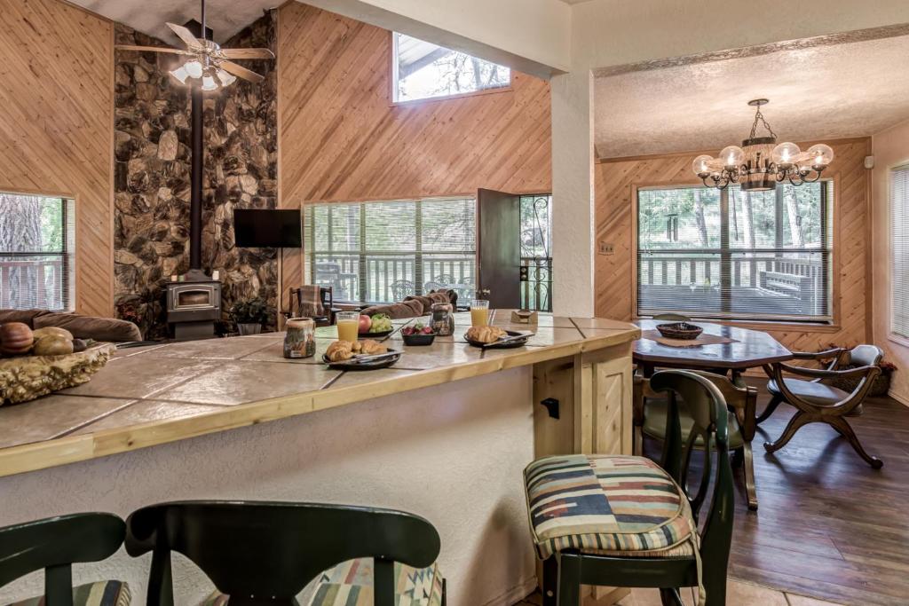 Sleepy Hollow on the River, 3 Bedrooms, Sleeps 8, Hot Tub, Foosball photo