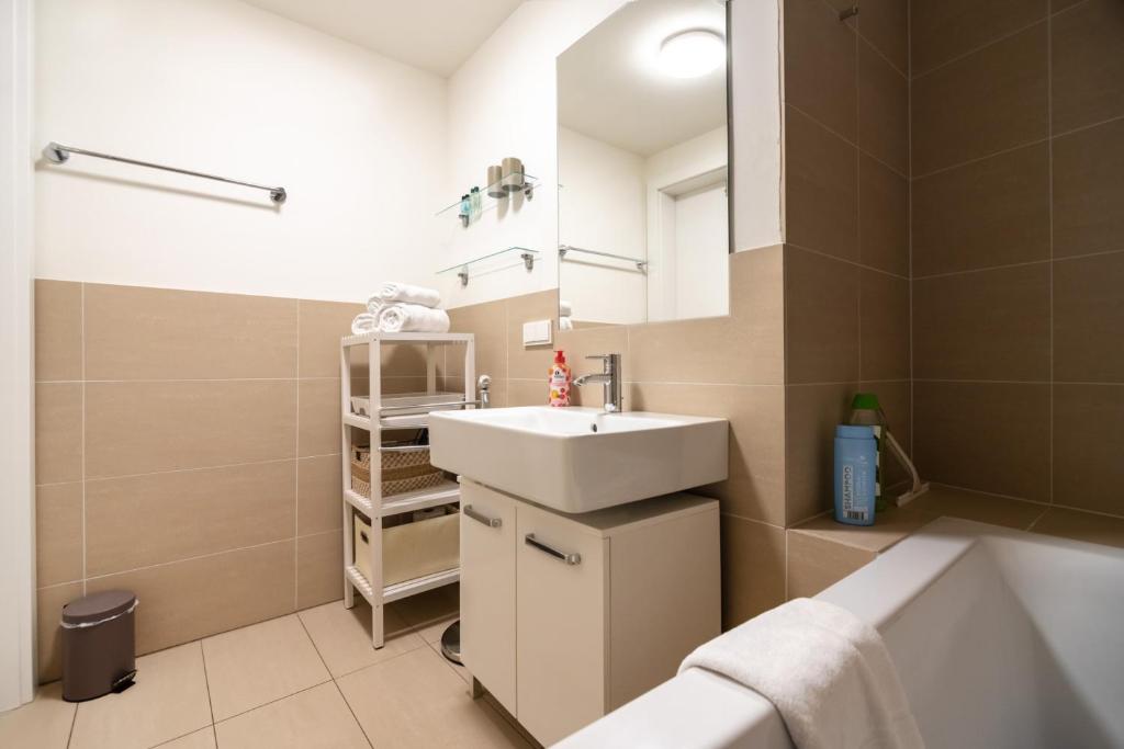 Quiet and cozy apartment next to Mariahilfer Strasse and Naschmarkt with AC photo