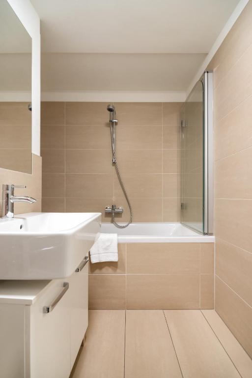 Quiet and cozy apartment next to Mariahilfer Strasse and Naschmarkt with AC photo