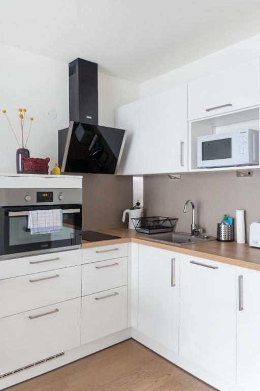Quiet and cozy apartment next to Mariahilfer Strasse and Naschmarkt with AC photo
