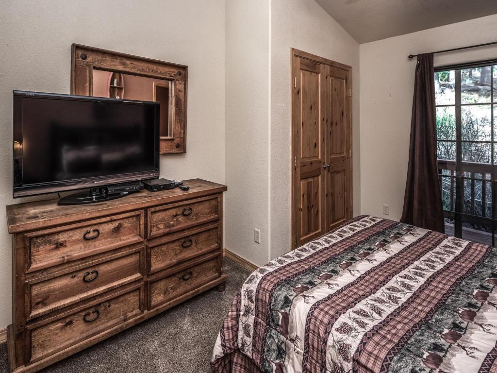 Garey's Deer Haven, 3 Bedrooms, Sleeps 8, Pet Friendly, Gas Fireplace photo