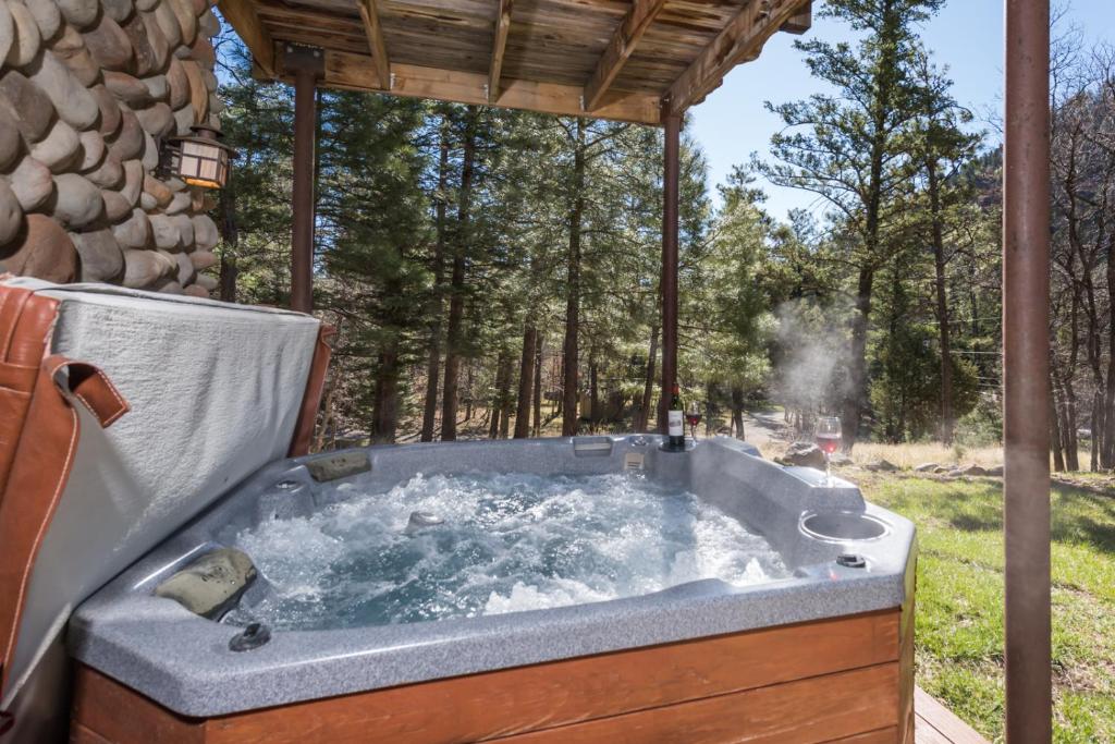 Bear Foot Lodge, 2 Bedrooms, Sleeps 6, Gas Grill, Walk to River, Hot Tub photo