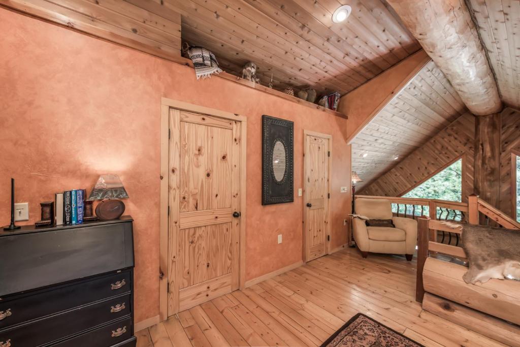 Bear Foot Lodge, 2 Bedrooms, Sleeps 6, Gas Grill, Walk to River, Hot Tub photo