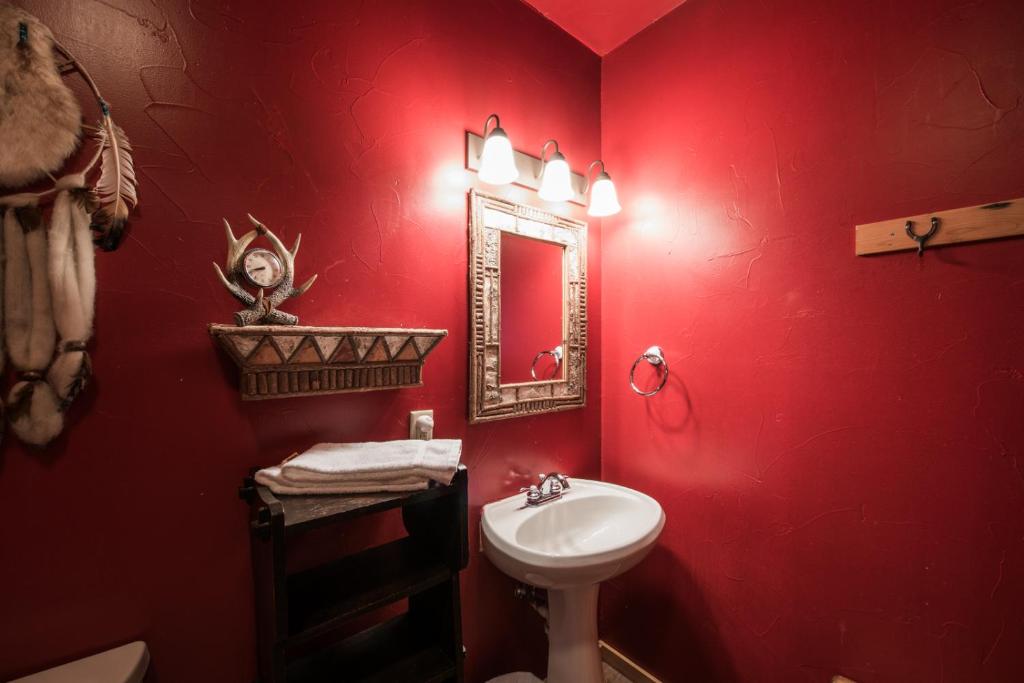 Bear Foot Lodge, 2 Bedrooms, Sleeps 6, Gas Grill, Walk to River, Hot Tub photo