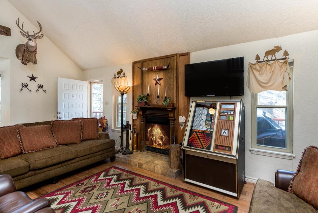 Cedar Creek Retreat, 4 Bedrooms, Sleeps 10, WiFi, Hot Tub, Gas Grill photo