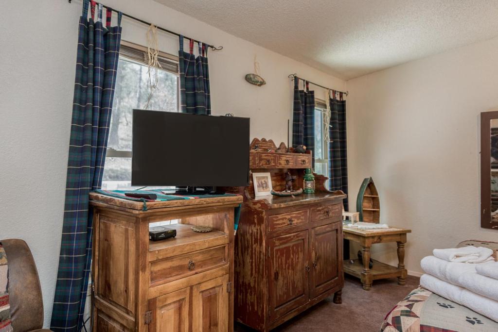 Cedar Creek Retreat, 4 Bedrooms, Sleeps 10, WiFi, Hot Tub, Gas Grill photo