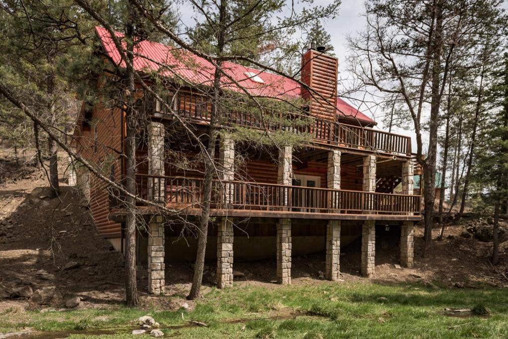 Cedar Creek Retreat, 4 Bedrooms, Sleeps 10, WiFi, Hot Tub, Gas Grill photo