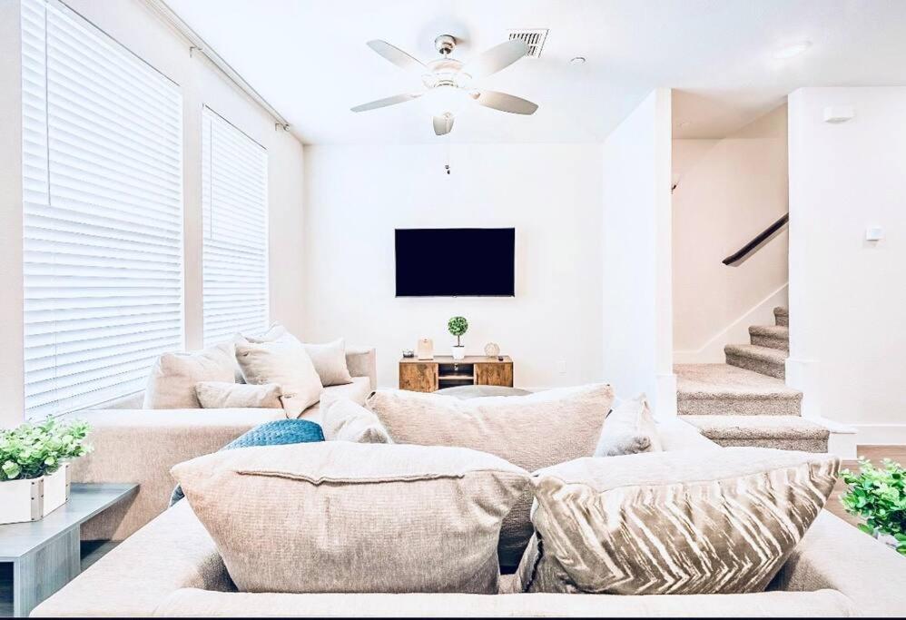 3 Bedroom Townhome, short drive to Fort Worth and Dallas!!