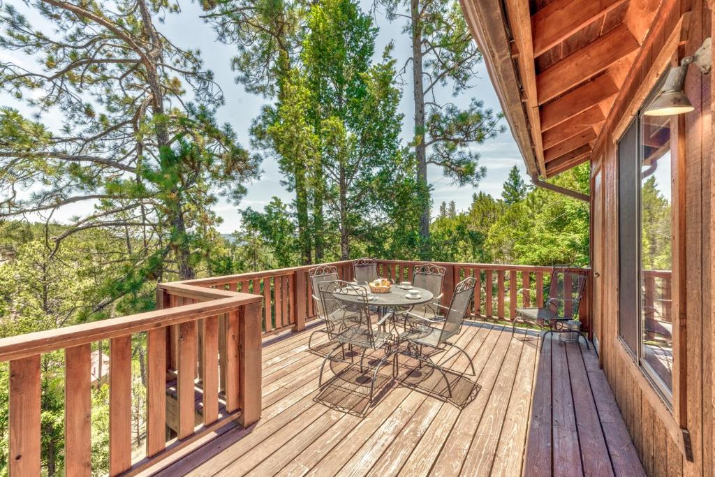 Rettig's Rustic Retreat, 3 Bedrooms, Sleeps 8, WiFi, Wood Fireplace photo
