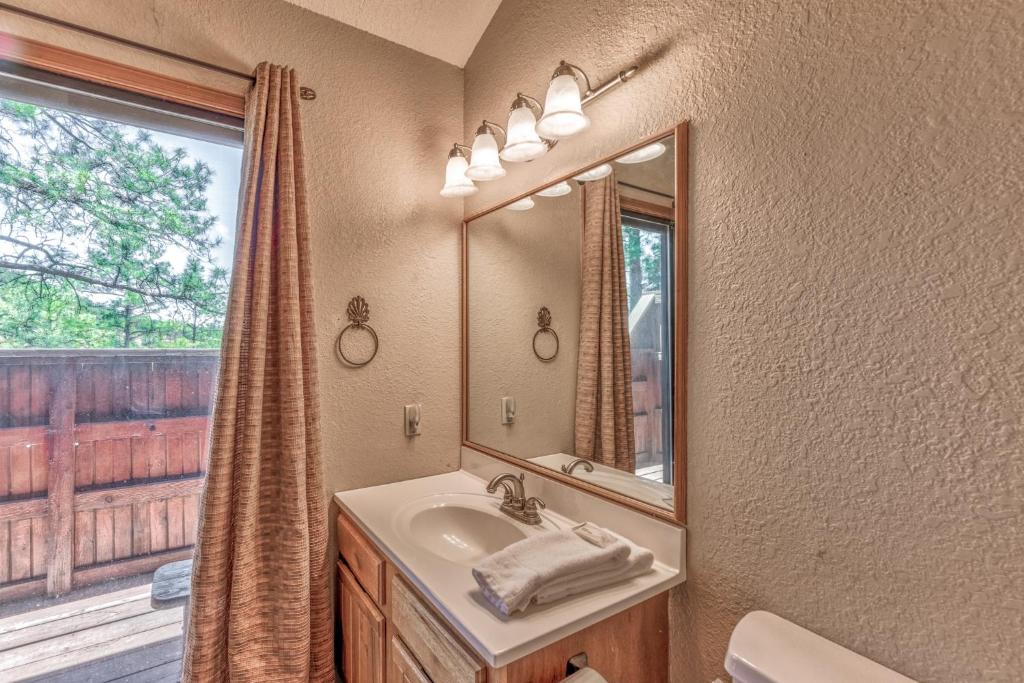 Rettig's Rustic Retreat, 3 Bedrooms, Sleeps 8, WiFi, Wood Fireplace photo