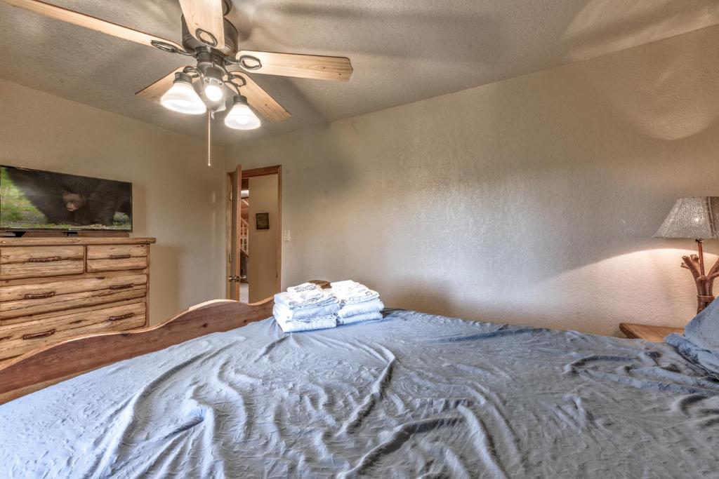 Rettig's Rustic Retreat, 3 Bedrooms, Sleeps 8, WiFi, Wood Fireplace photo