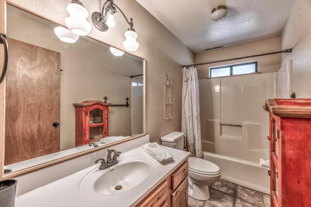 Rettig's Rustic Retreat, 3 Bedrooms, Sleeps 8, WiFi, Wood Fireplace photo