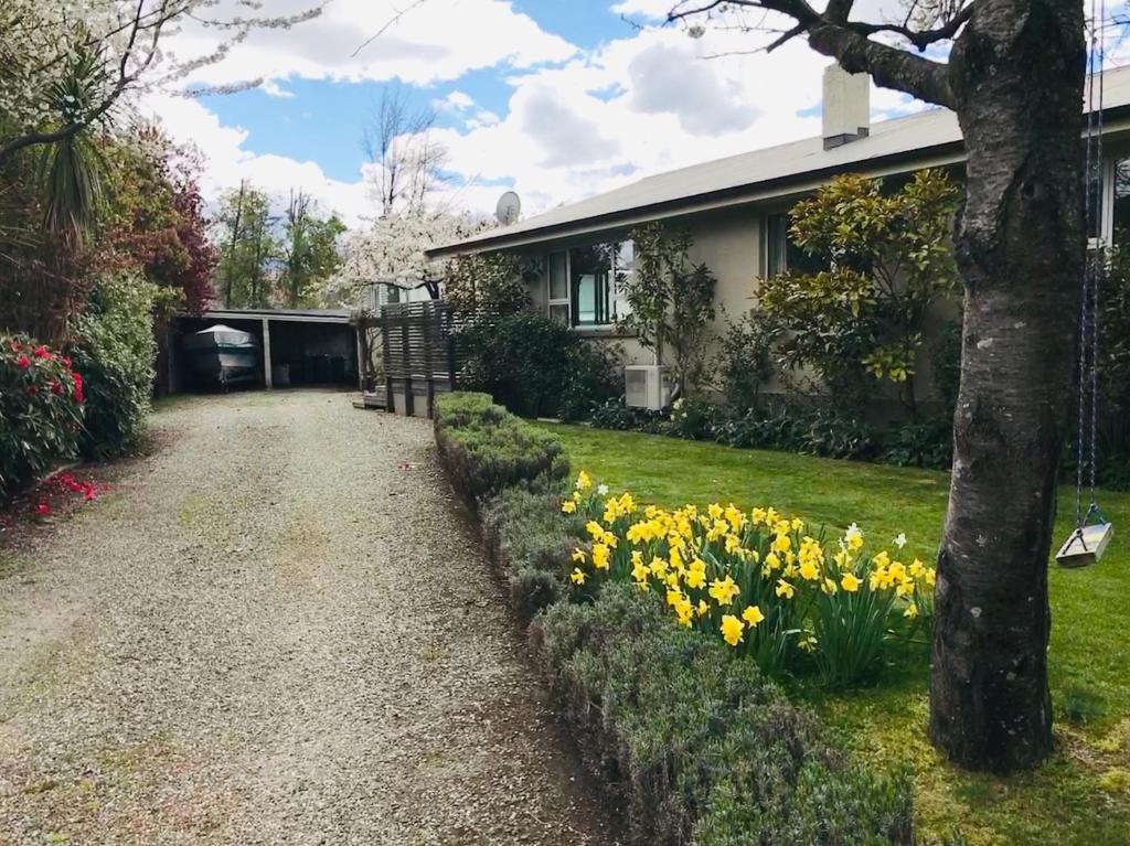 Amazing Aubrey, a short walk to Bremner Bay — Hotel in Wanaka